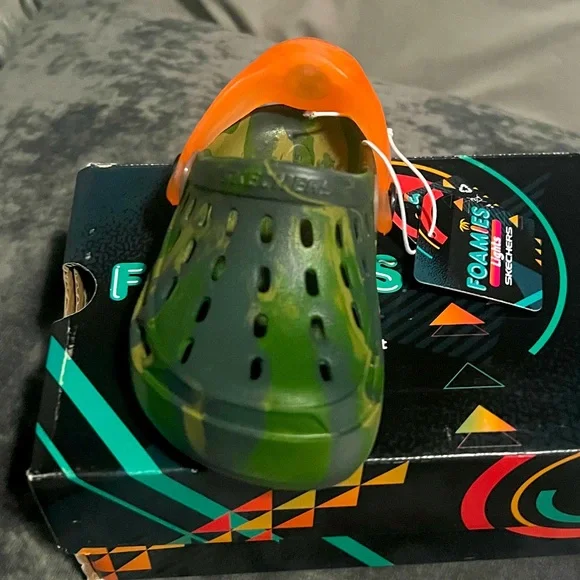 NWT Toddler camo Light up “crocs” sz 6 $10 - Picture 3 of 3